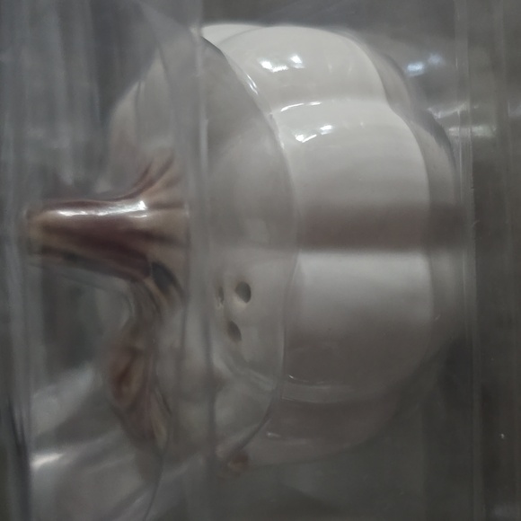 LINDEN STREET BRAND PUMPKIN SALT AND PEPPER SHAKERS - Picture 6 of 16